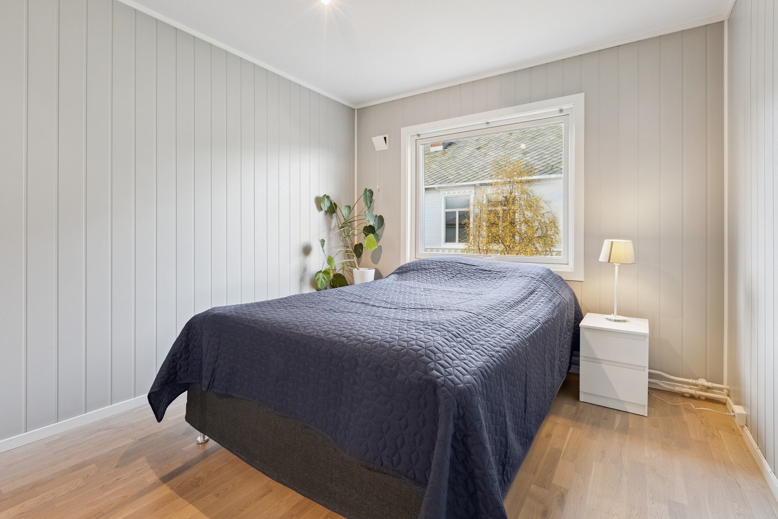 Soverom med god plass for dobbelseng. Galleribilde