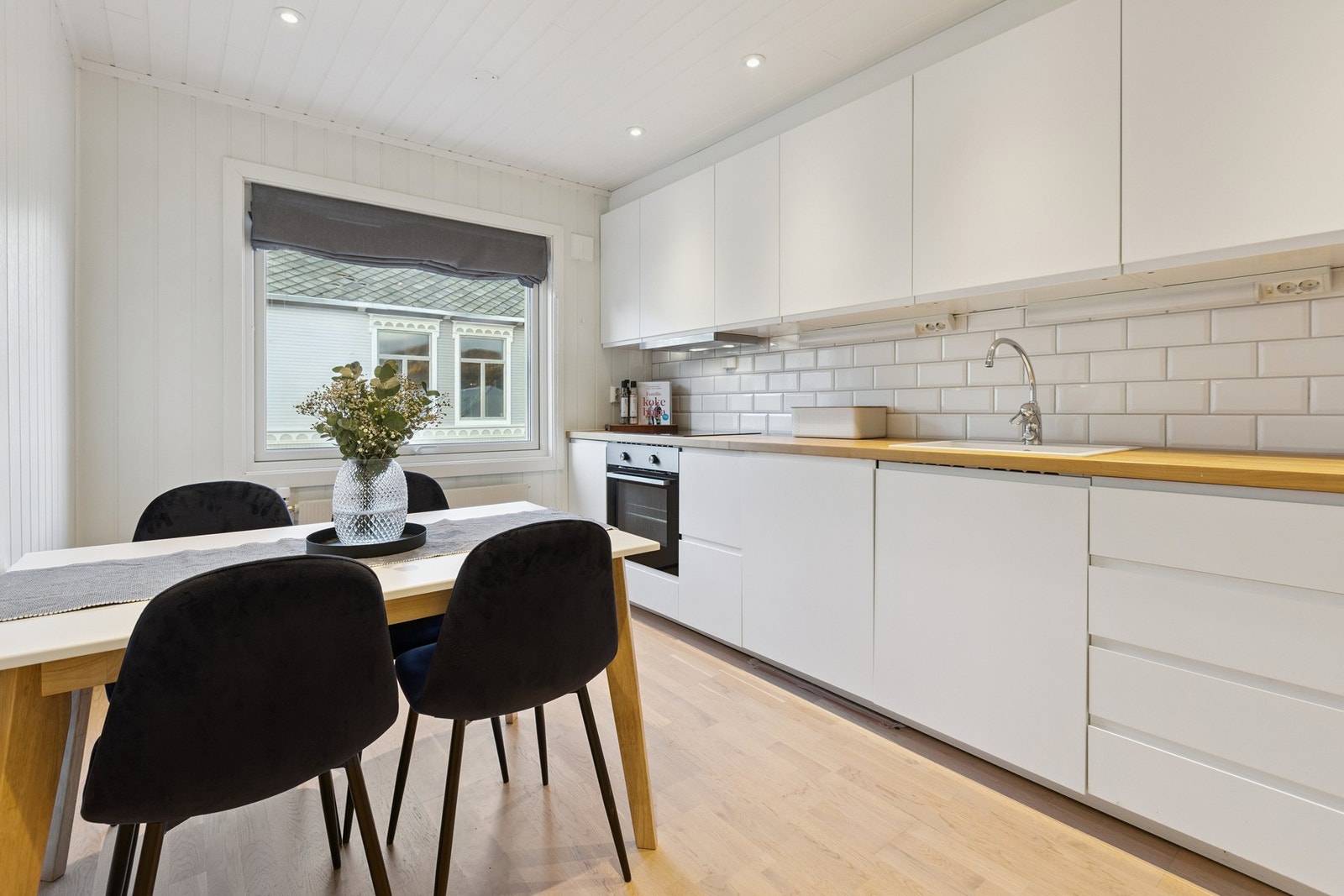 Moderne og samtidig tidløst kjøkken. Galleribilde