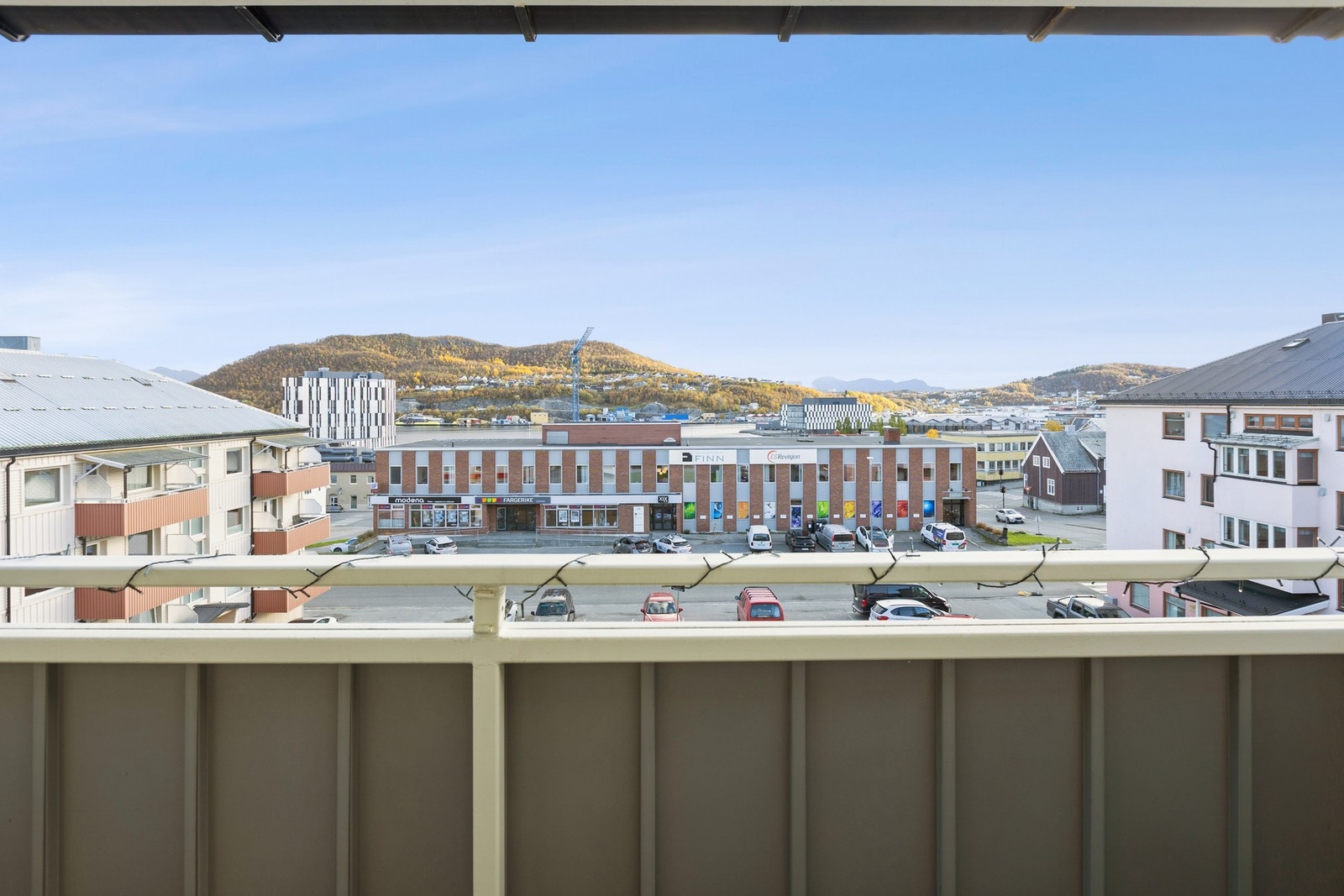 Flott, urban utsikt fra leiligheten. Galleribilde