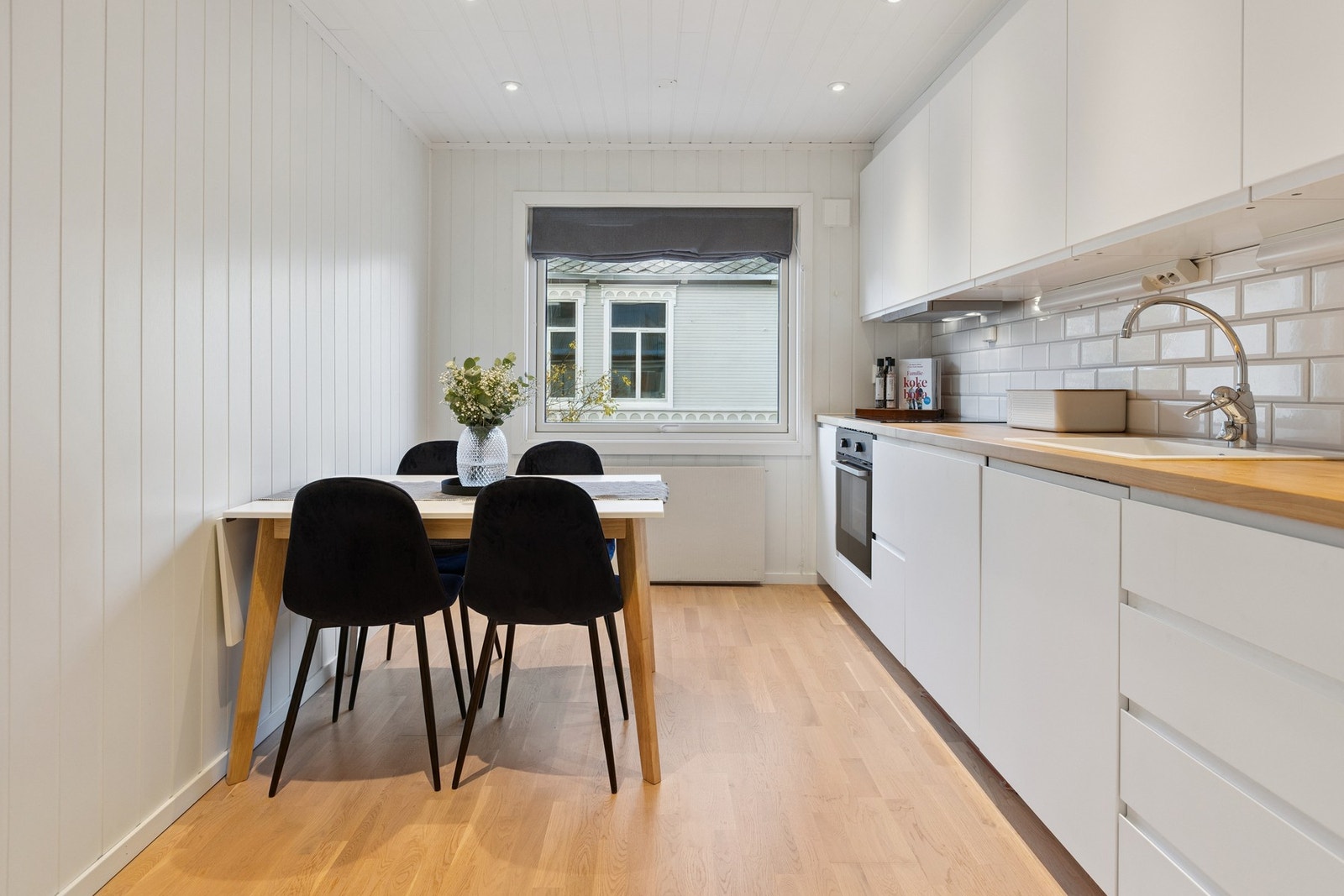 Vindu slipper inn lys i rommet. Galleribilde