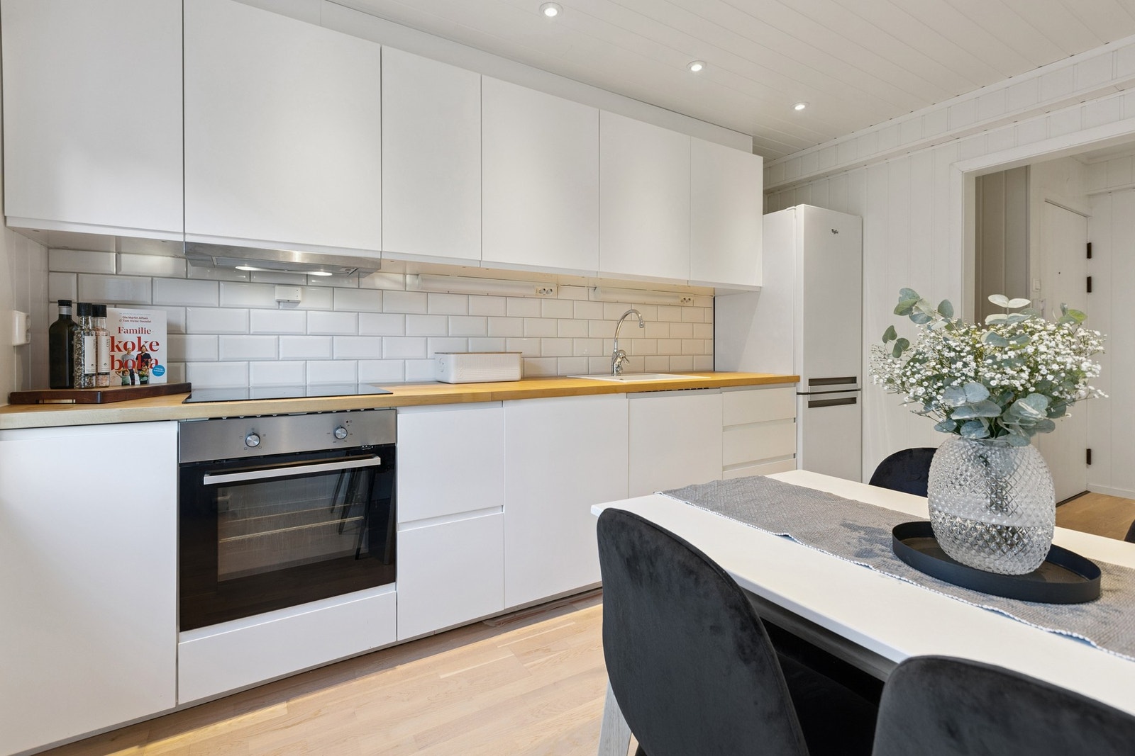 Det er plass for spisebord på kjøkkenet. Galleribilde