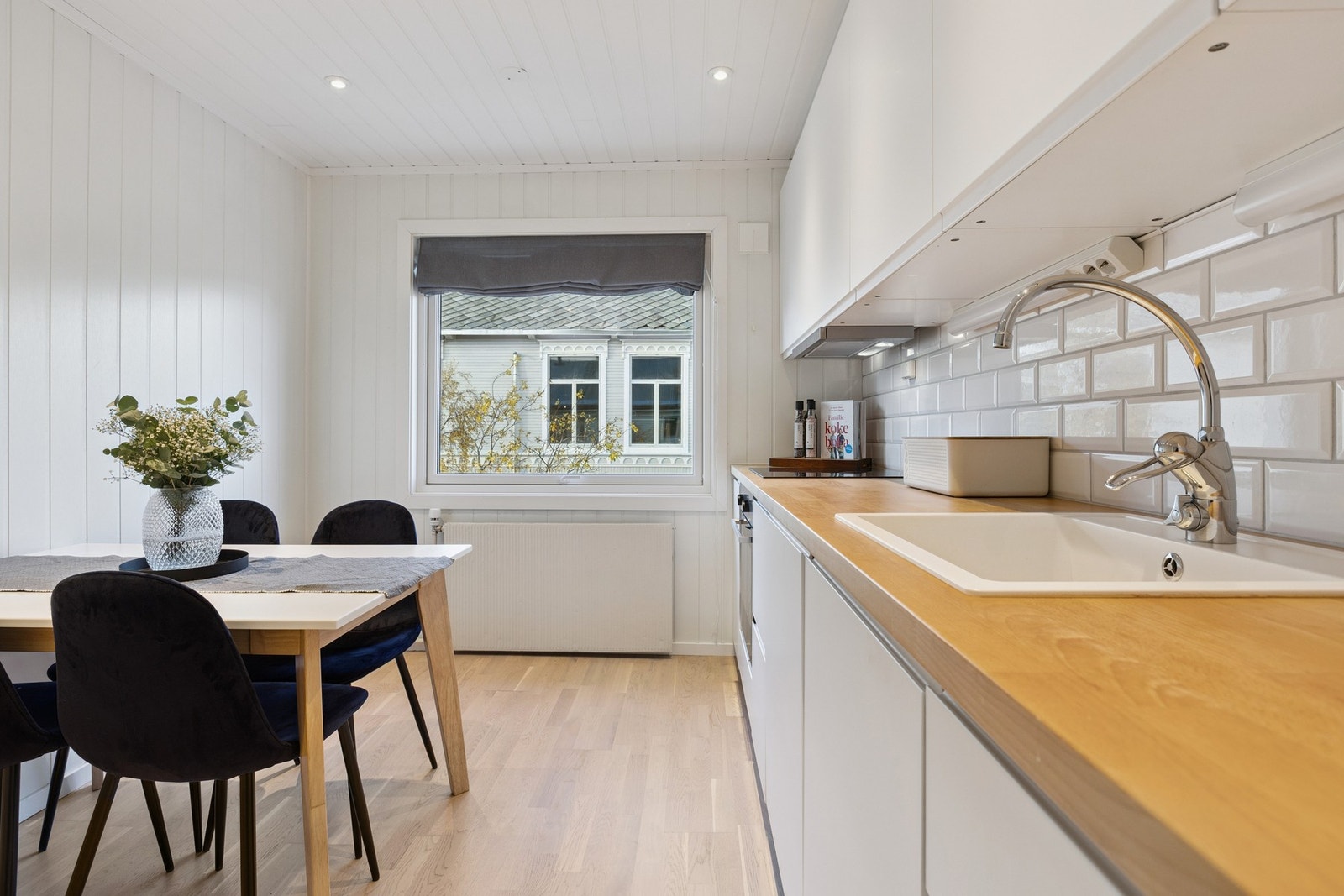 Moderne fliser mellom over- og underskap. Galleribilde