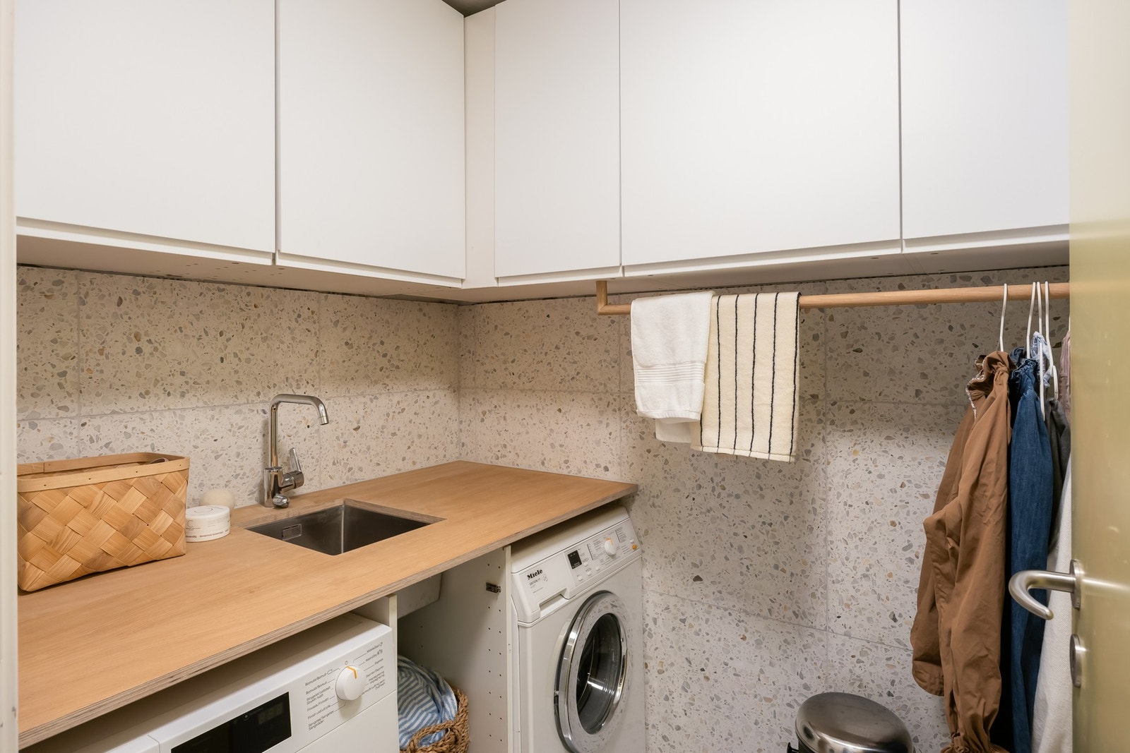 Praktisk vaskerom med inngang fra badet. Vaskerommet har videre inngang til stor bod og teknisk rom. Her er det dør inn fra hagen slik at man har tilgang til vaskerommet. Galleribilde