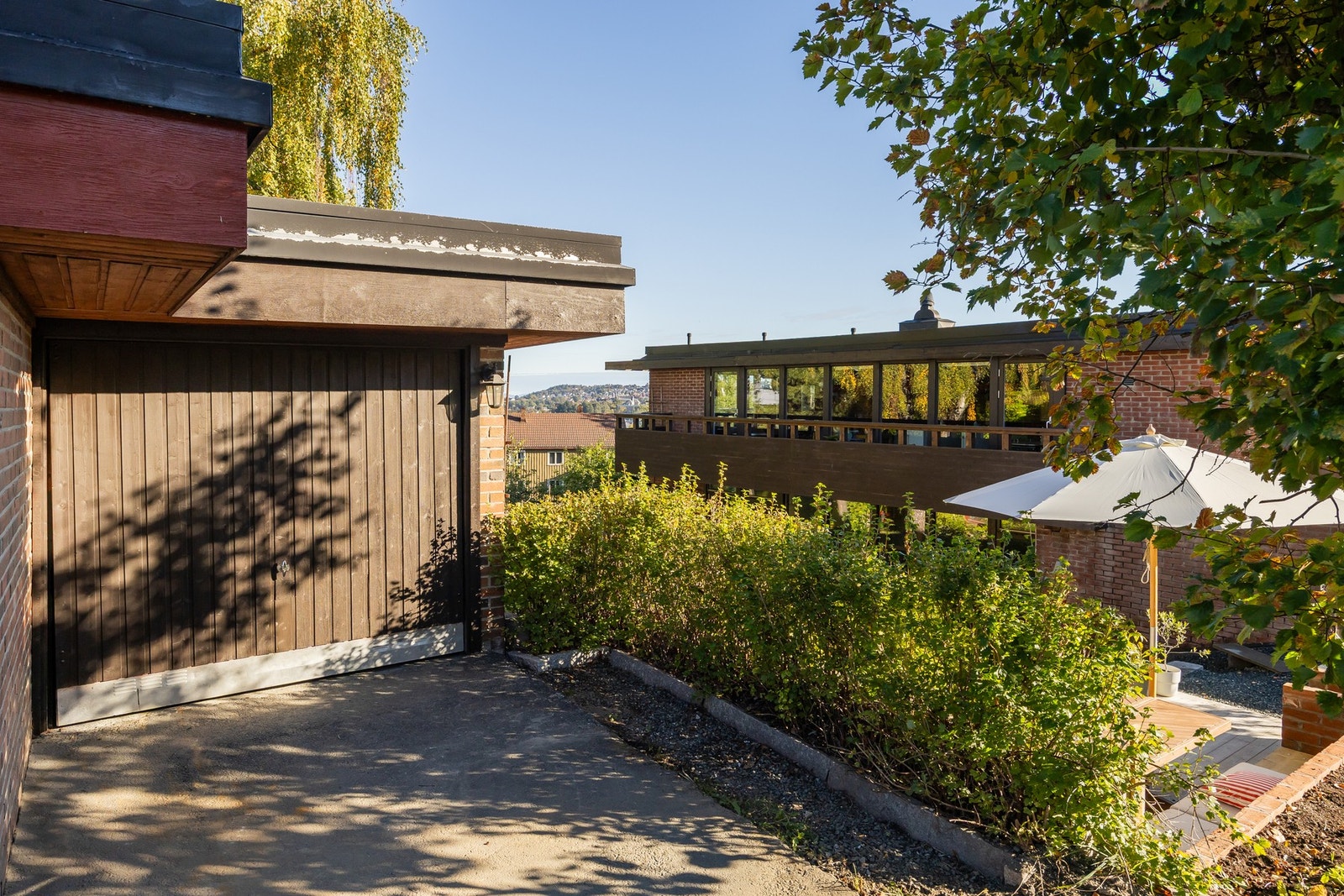 Stor garasje med utebod i etasjen under. Det er i tillegg mulighet for parkering foran huset. Galleribilde