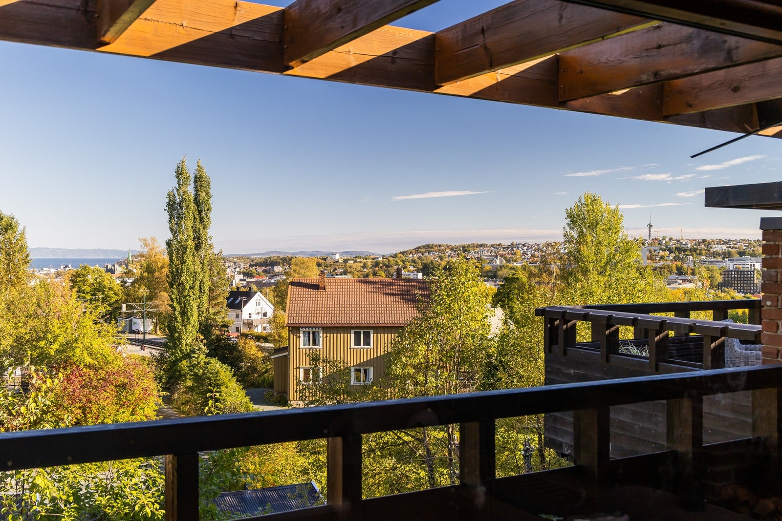 Stua har tilgang på balkong mot byen med nydelig utsikt. Den er ligger helt skjermet til og brukes ofte på sommerkvelder og nyttårsaften. Galleribilde