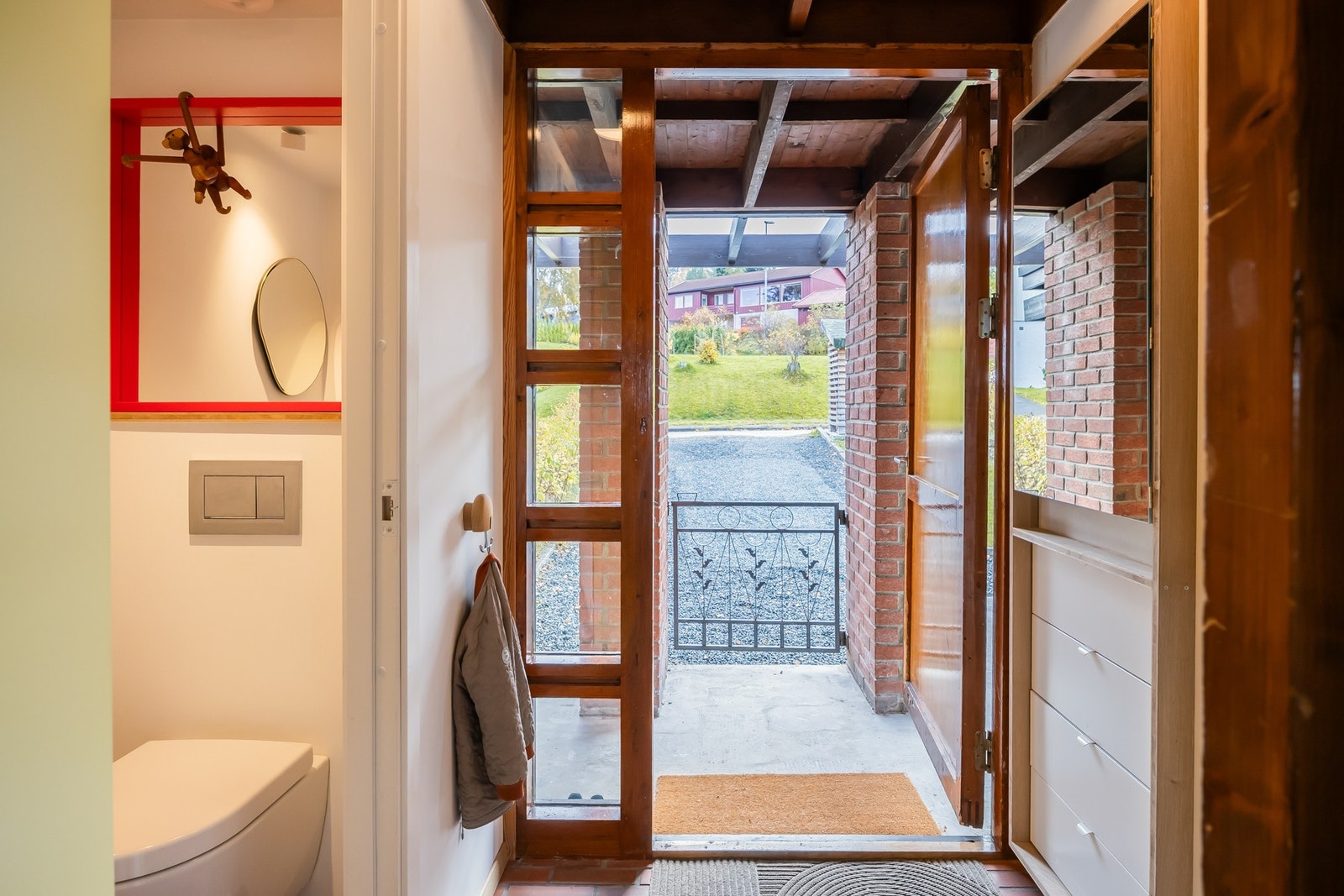 Innbydende inngangsparti med original dør. Rett ved inngangen finner du et lite toalett for gjester og hverdagsbruk. Galleribilde