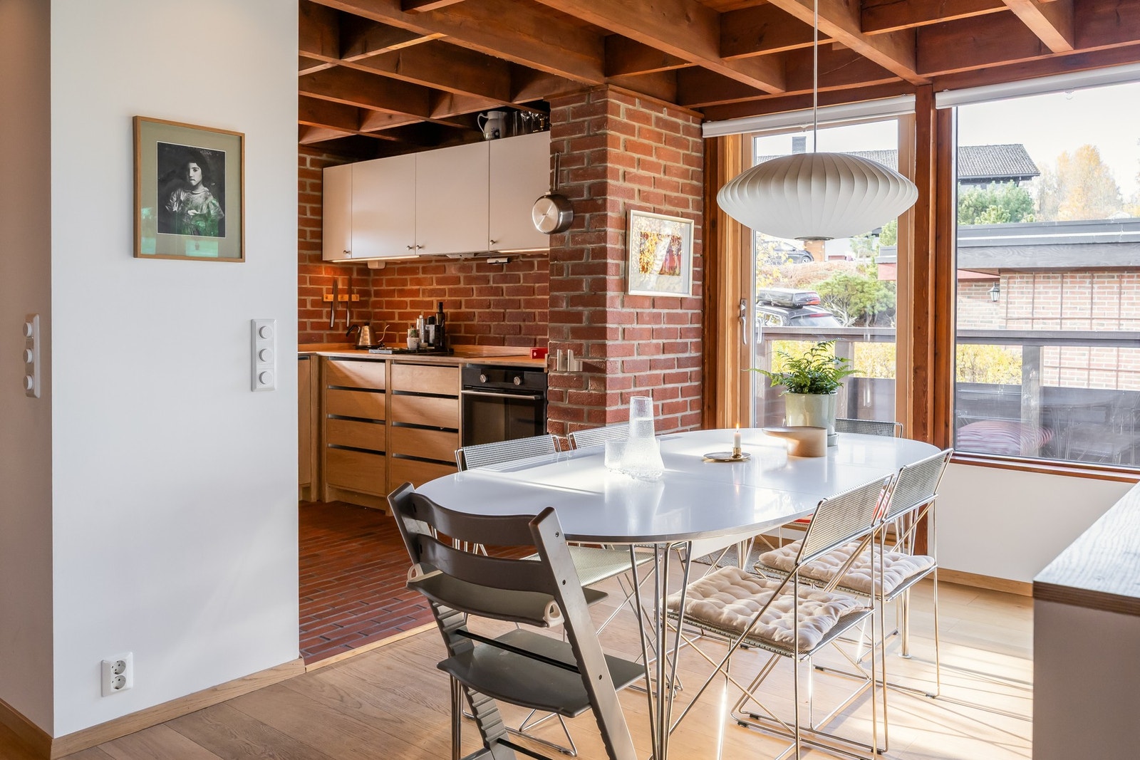 Utgang fra spisestue til uteplass. Galleribilde