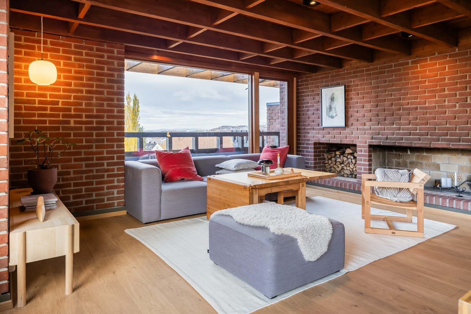 Stua har rikelig med naturlig lys fra hel vestvendt vindusrekke. Åpen original peis med sitteplasser. En-stav eikeparkett fra Timberwise i hele boligen. Galleribilde