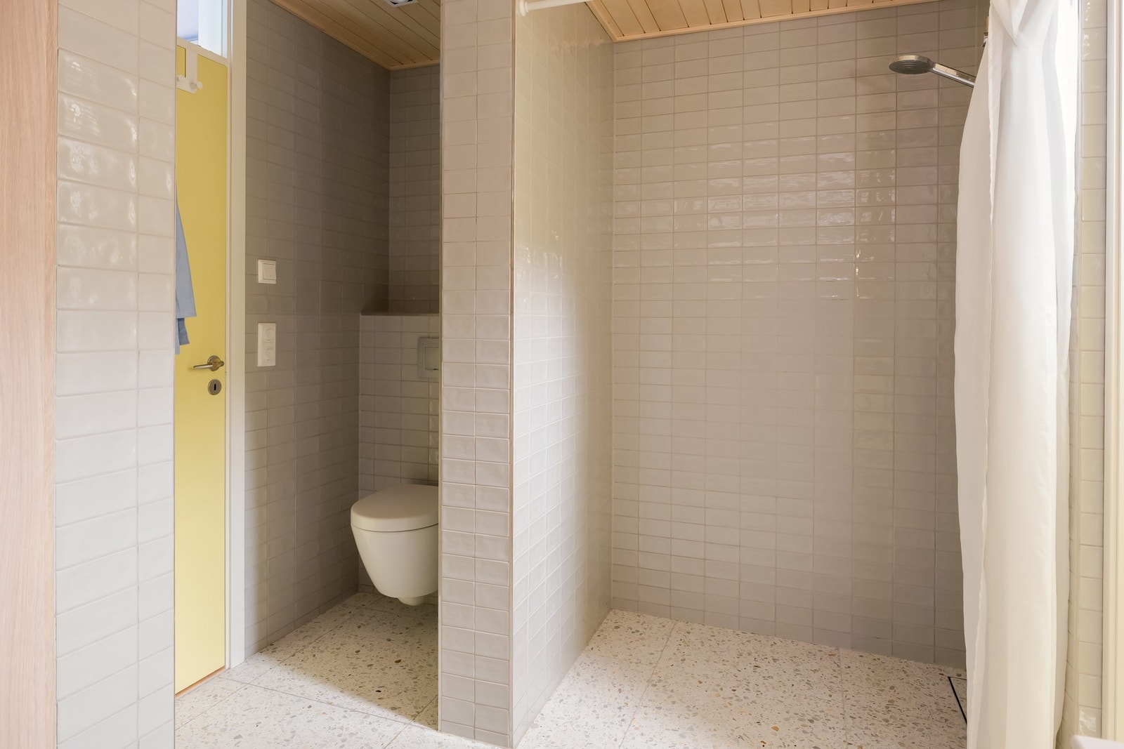 Badet har god plass til en familie. Terrazzoflis på gulv fra Ellingaard og tak i heltre osp. Galleribilde