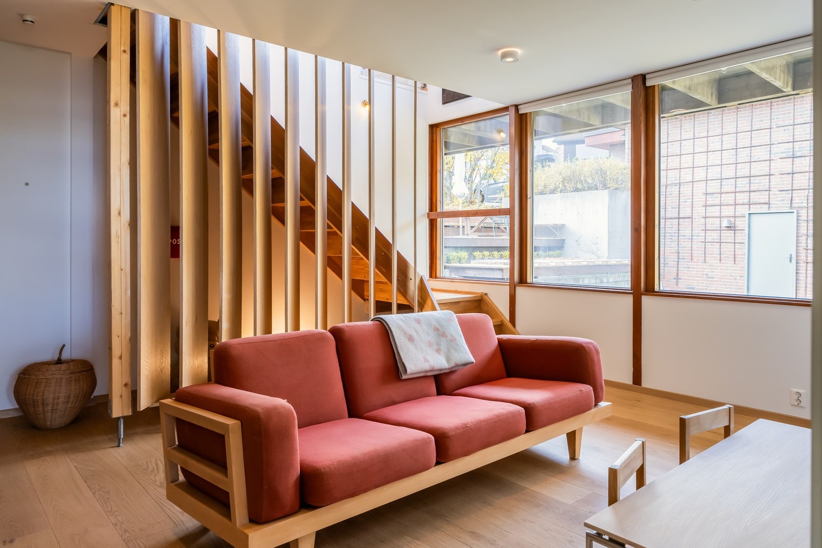 Romslig og lys stue på ca. 27 kvm i underetasjen. Her er det rikelig med vindu og utgang til hage. Galleribilde