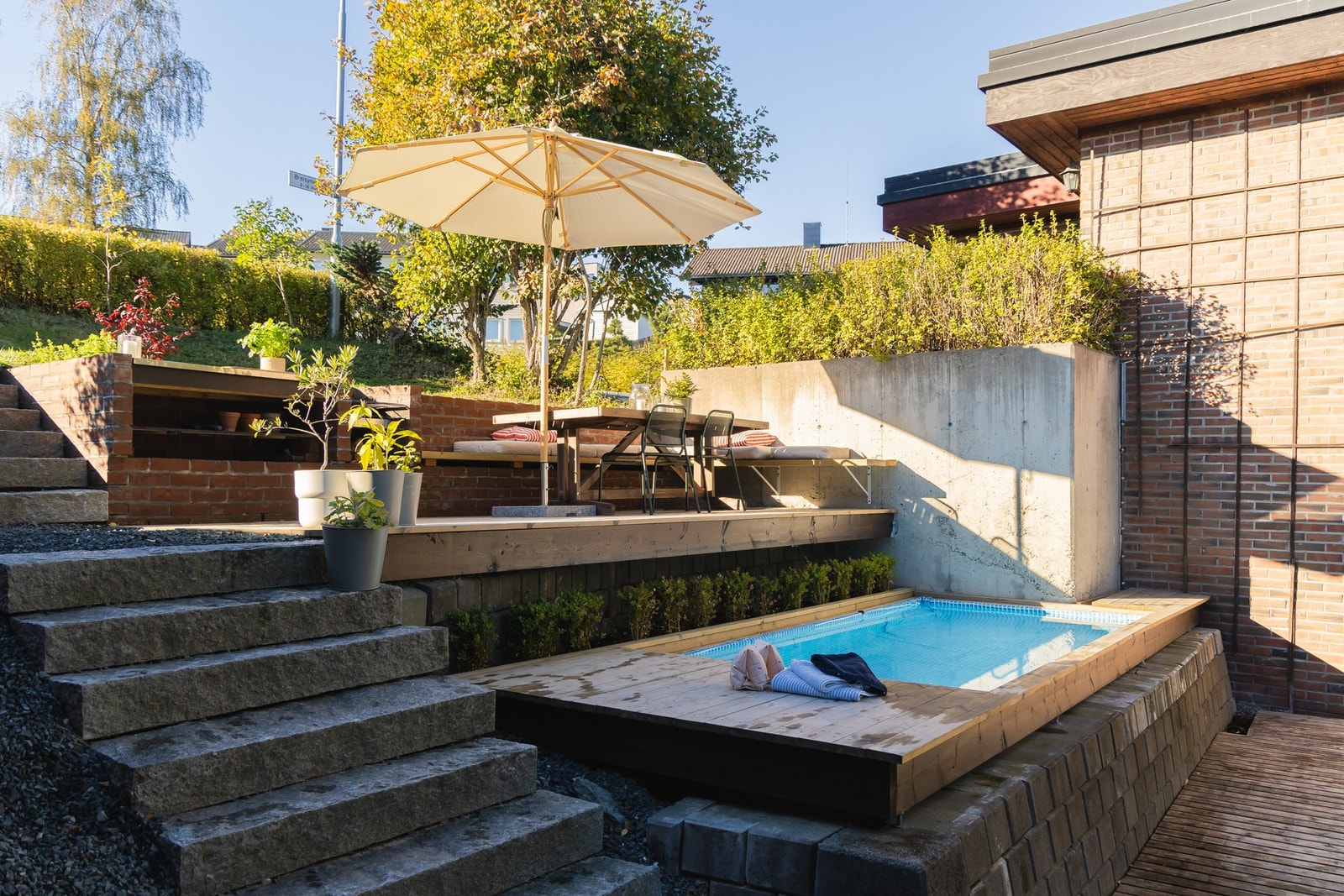 Her kan man nytehyggelige middager på varme sommerdager uten innsyn. Utegrill og basseng gir en feriefølelse i hverdagen. Galleribilde