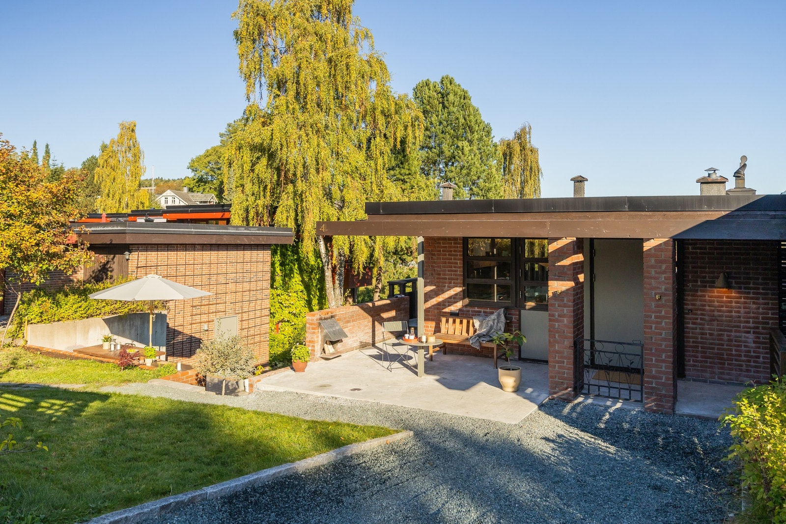 Sør og vestvendt inngangsparti og uteplass med gode solforhold, på det lengste til kl. 21.30. Galleribilde