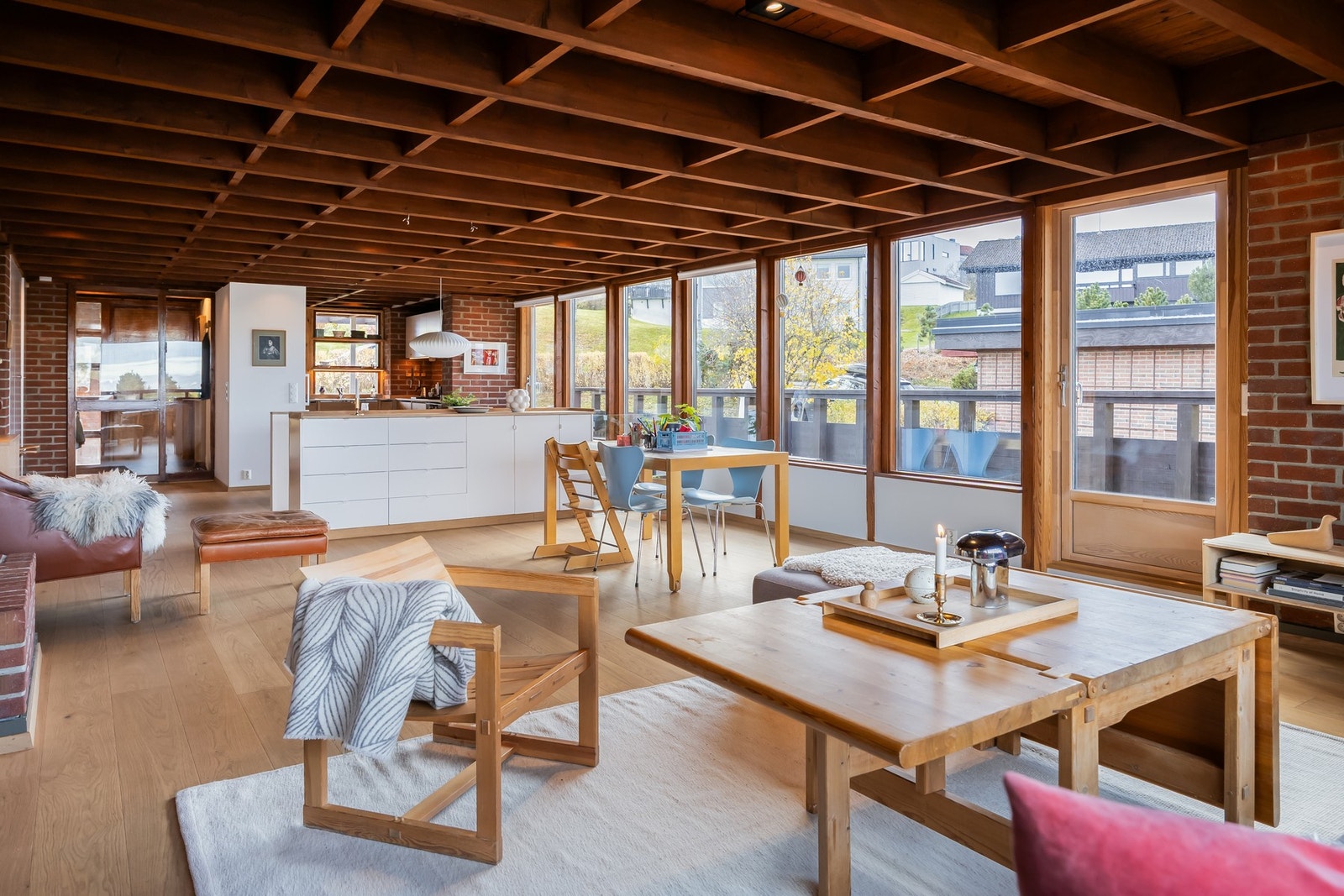 Stue- og kjøkkenarealet fremstår som et allrom på ca. 63,5 kvm. Galleribilde