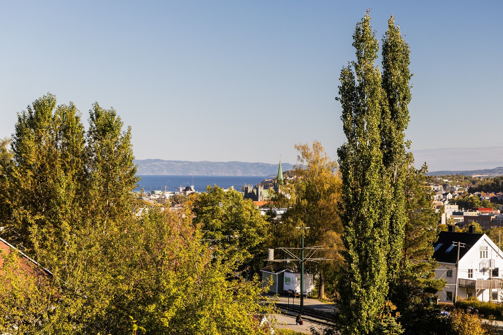 Fra stua har man utsikt over byen, fjorden og Fosenalpene. Galleribilde