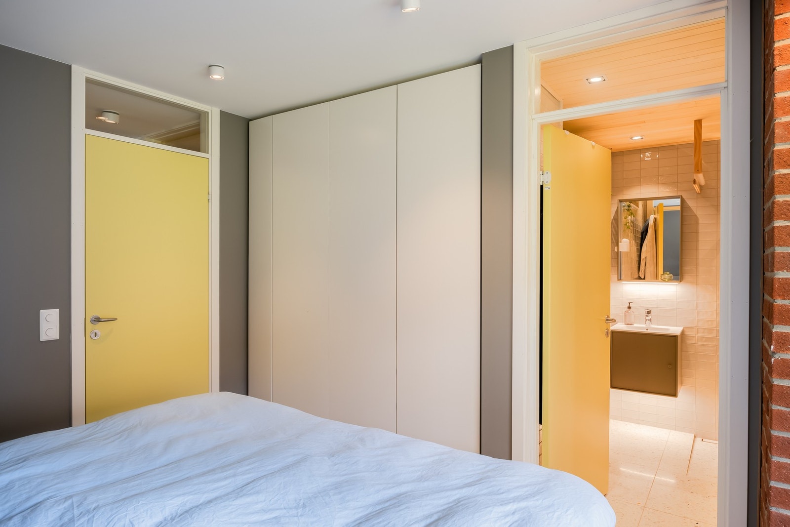 Etablert garderobe på hovedsoverommet. Galleribilde