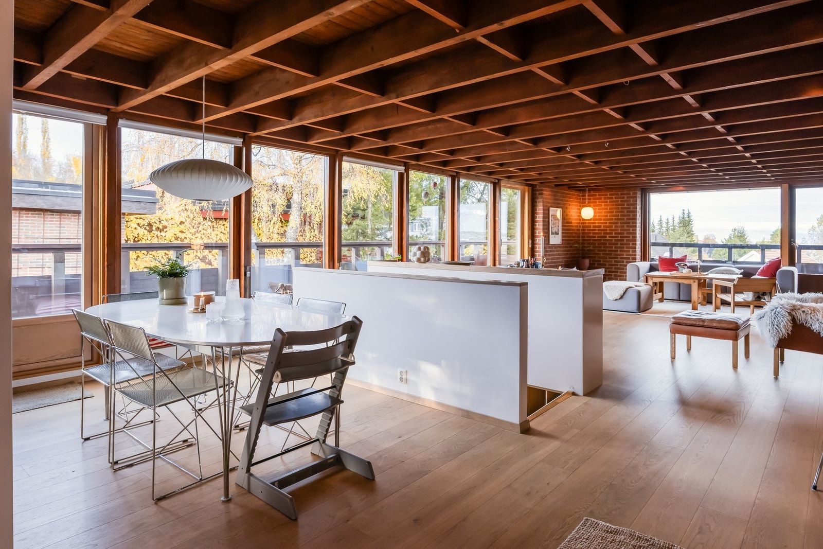 Huset ble renovert innvendig i 2022 og fremstår i en svært tiltalende stil og god teknisk stand. Galleribilde