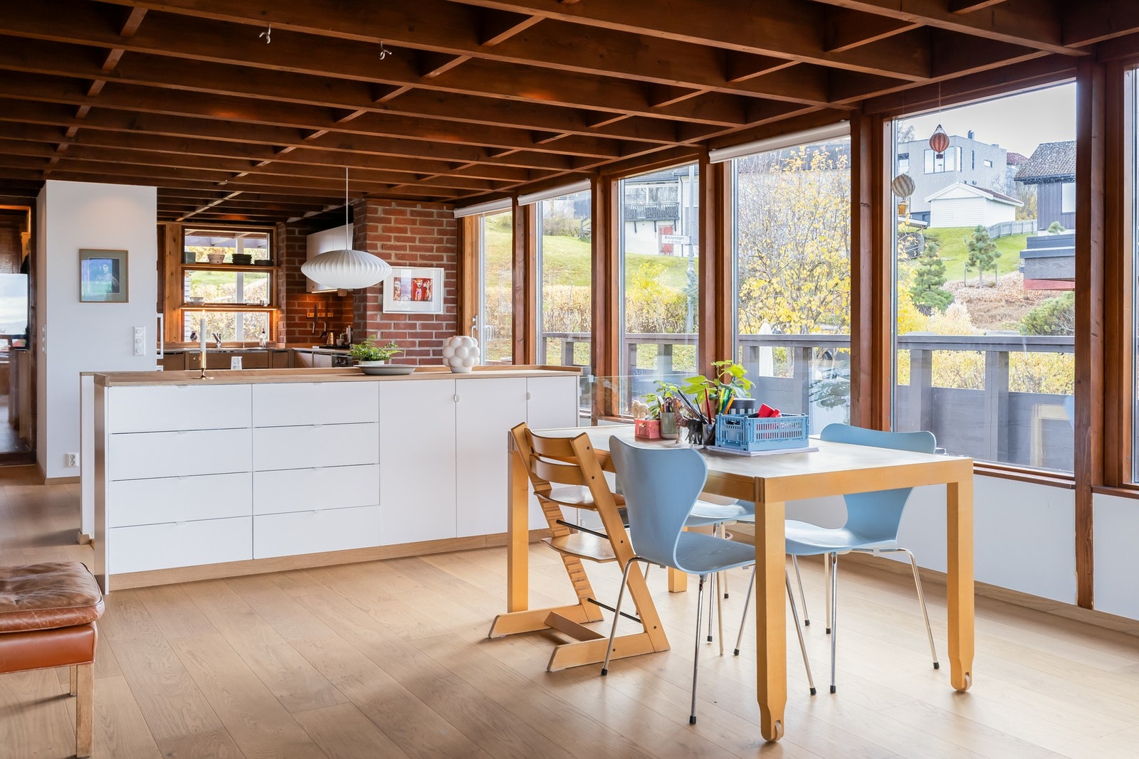 Den store stua og spisestuen gjør at man lett kan samle mange venner og familie. Galleribilde