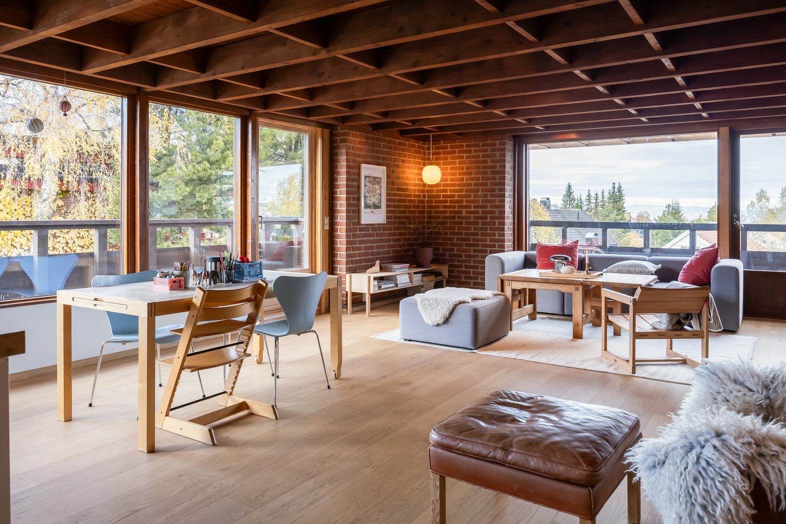 Utstrakte vindusflater vendt ut mot egen hage uten innsyn. Galleribilde