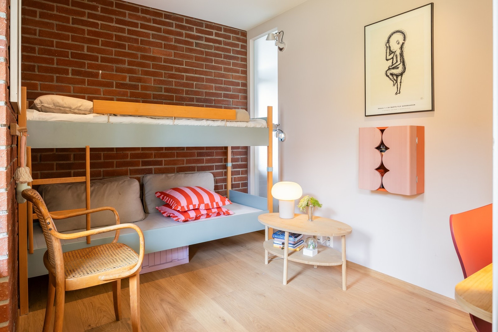 Soverom 3 ligger vegg i vegg med soverom 2 og har en helvegg i tegl og plassbygd pult. Galleribilde