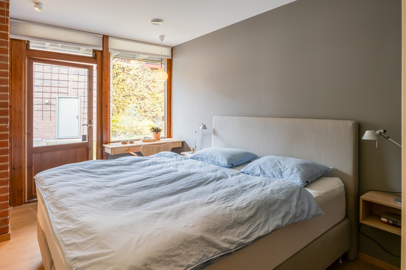 Boligen har tre soverom. Her er hovedsoverommet med direkte utgang til hagen og eget en-suite bad. Galleribilde