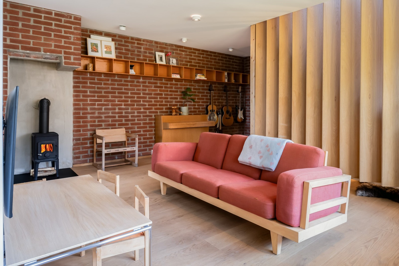 Det er lagt vannbåren gulvvarme i begge etasjer fra bergvarme. Galleribilde