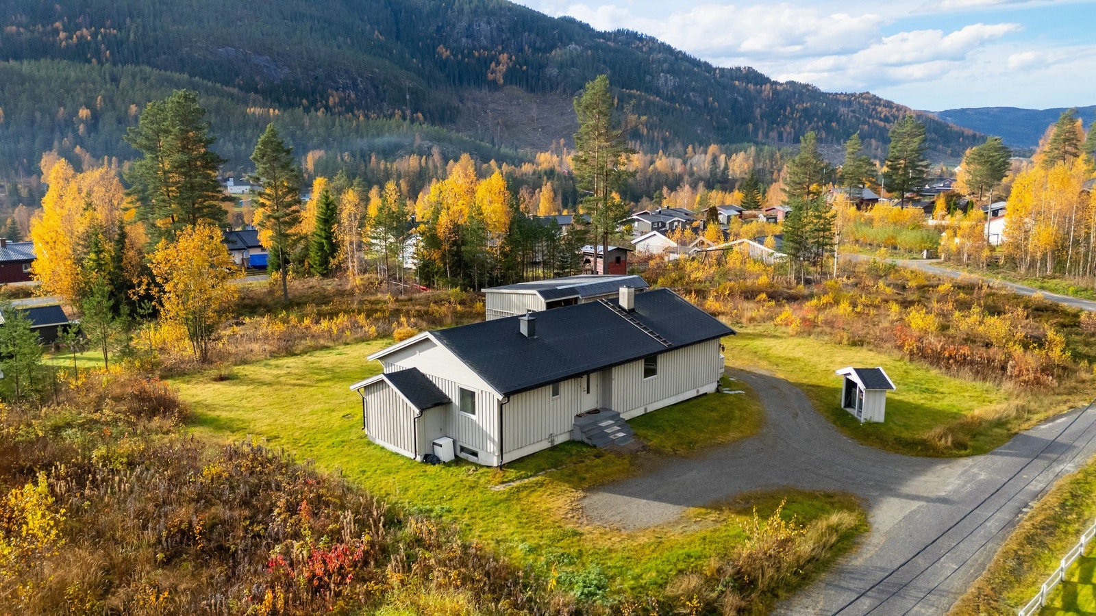 Hakakroken 13 er en hyggelig enebolig som ligger solrikt til på østsiden av Begna elv rett sør for Hougsrud Bru, i Begna boligfelt Galleribilde