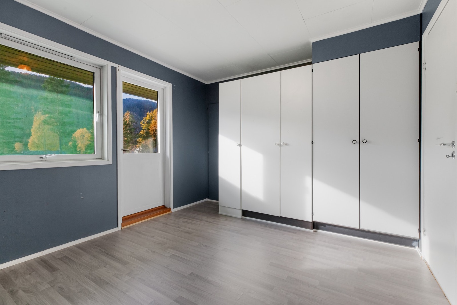 Hovedsoverommet har laminatgulv, og tapet på vegg. Dette soverommet har også utgang til egen liten terrasse Galleribilde