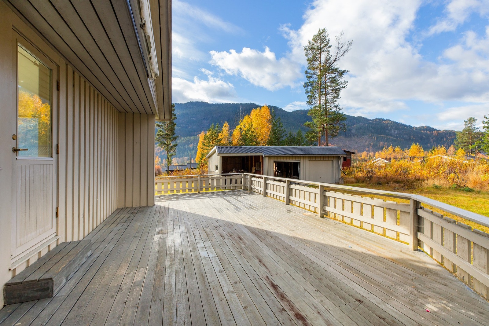 Romslig terrasse. Eiendommen kommer også med trippel garasje, bygd i 1984 av selger Galleribilde