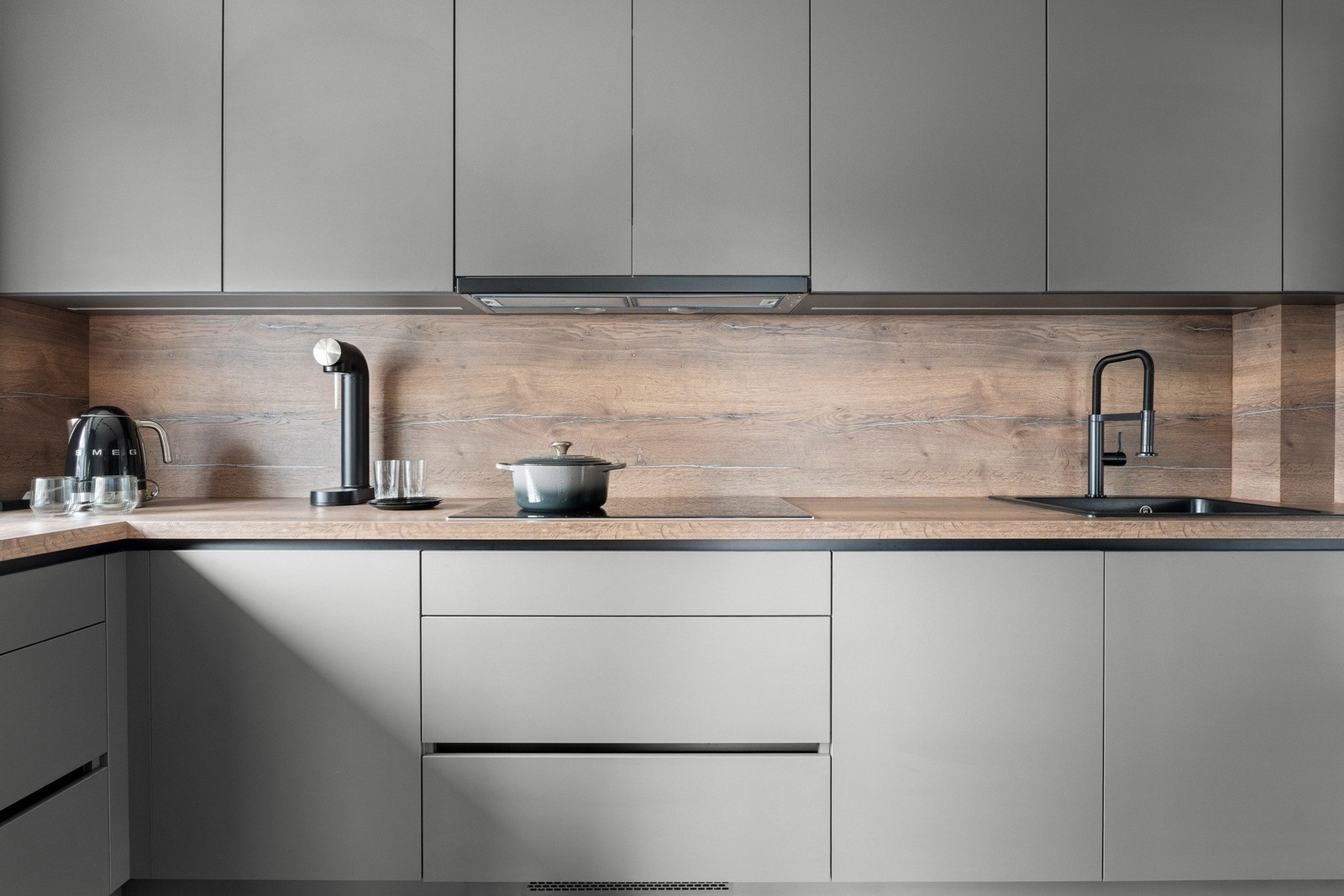 Laminat benkeplate og plate på vegg over benk Galleribilde