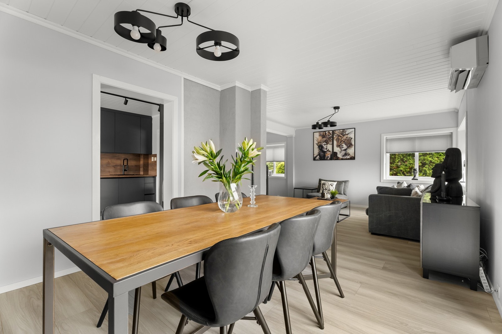 I tilknytning til stue og kjøkken er det god plass til en trivelig spisegruppe Galleribilde