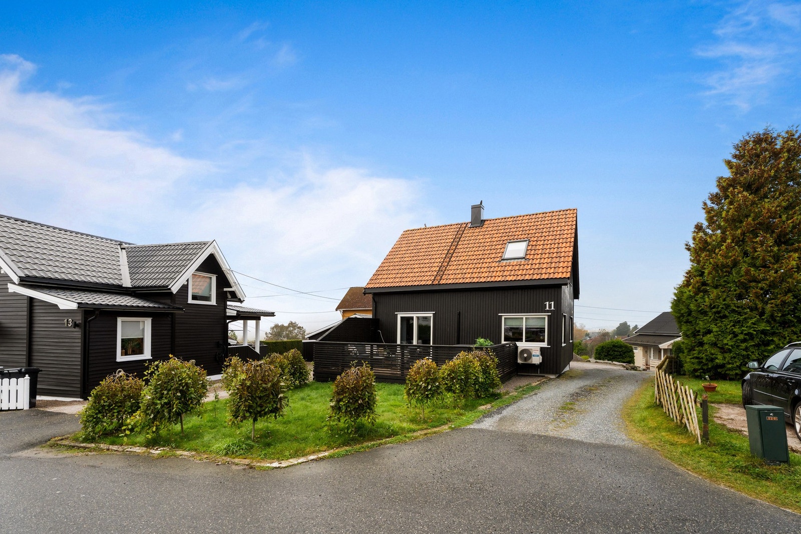 Stenholts vei 11 er beliggende i rolige og barnevennlige omgivelser med kort vei til skole, barnehage og bussholdeplass Galleribilde