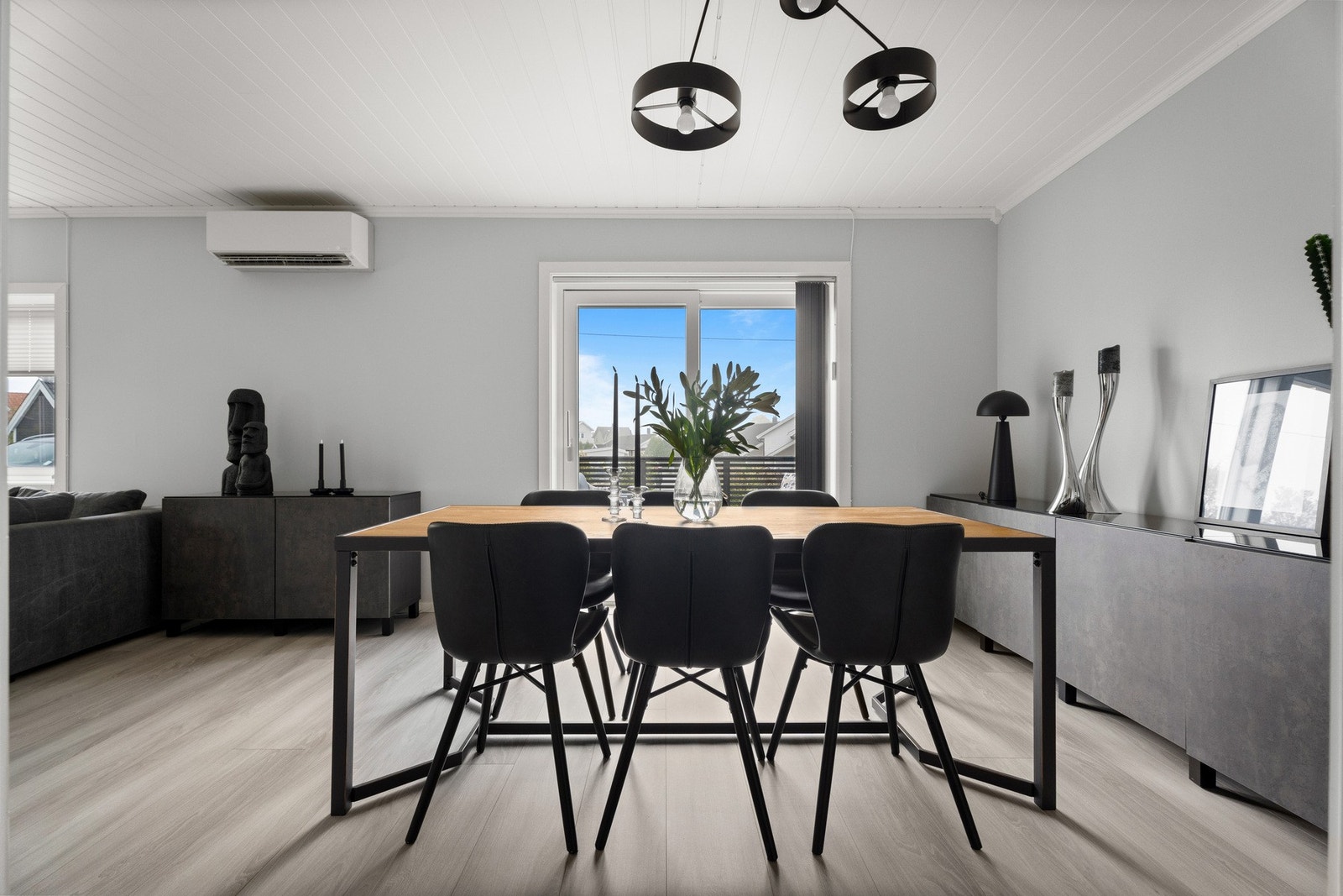 Det er praktisk plassert en luft-til-luft varmepumpe fra 2020 Galleribilde