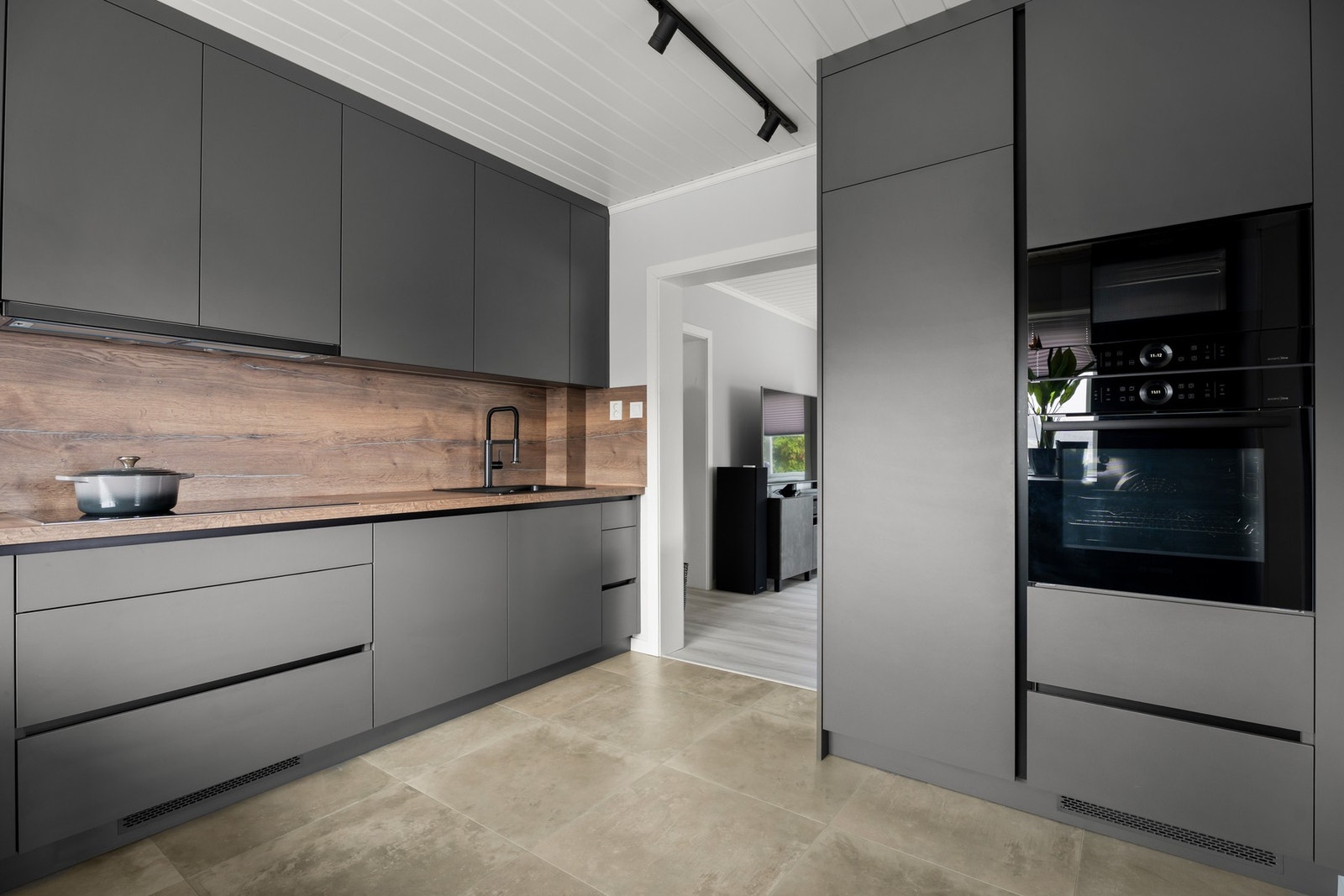 Det er integrert kjøleskap, fryseskap, oppvaskmaskin, stekeovn, platetopp og micro Galleribilde