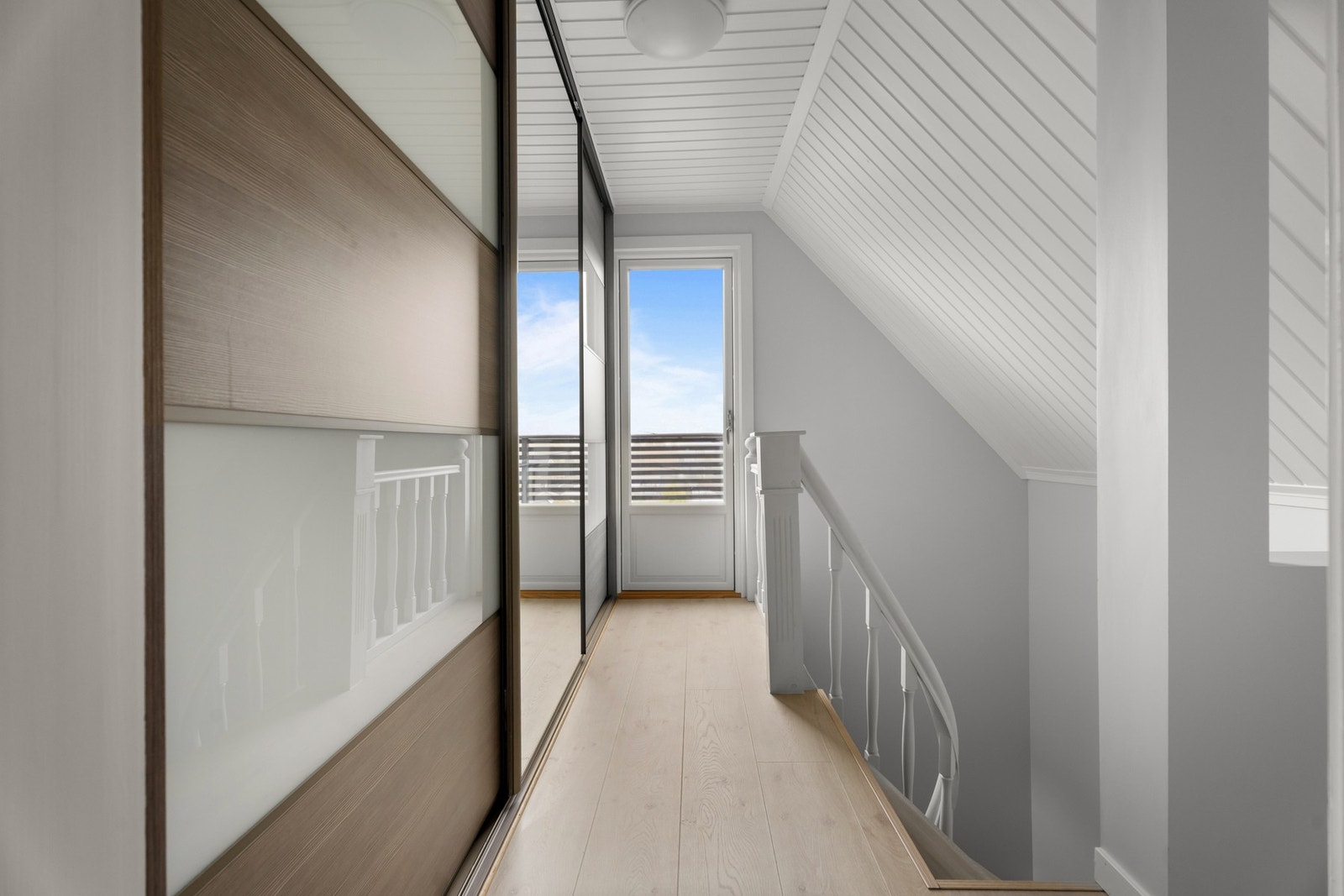 2. etasje med gode garderobeløsninger og utgang til en balkong Galleribilde