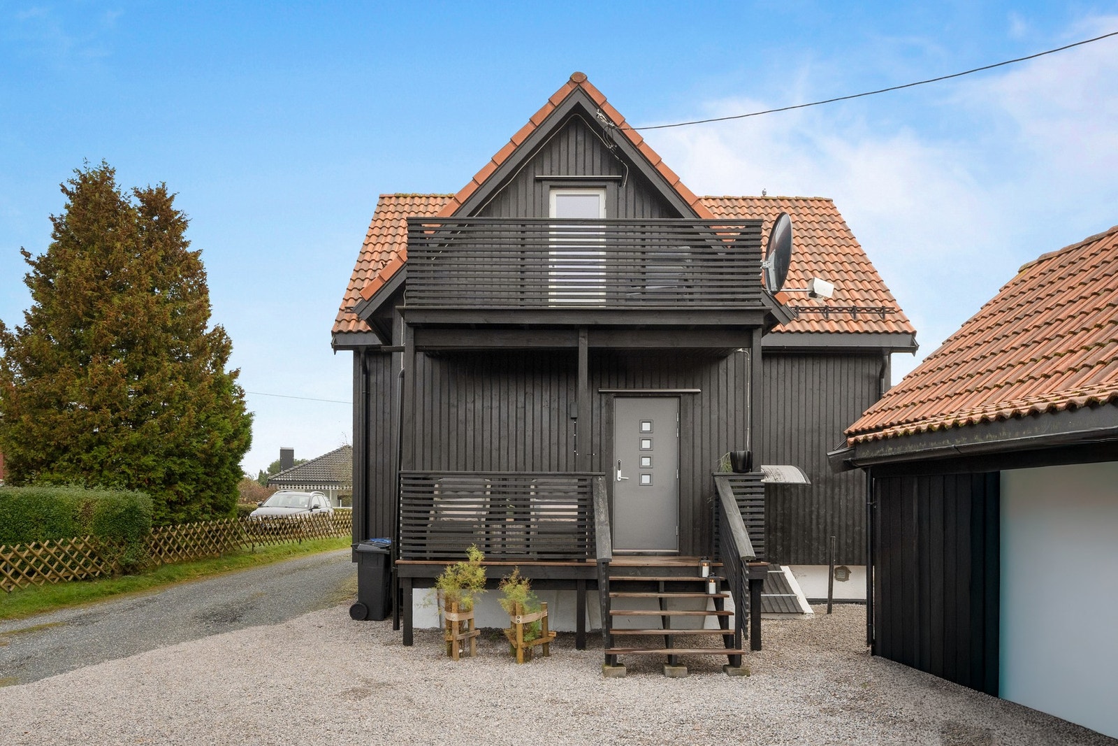 Alle yttervegger ble etterisolert og kledd om i 2022 - dette er en vesentlig endring som er søknadspliktig. Dette er ikke søkt om Galleribilde