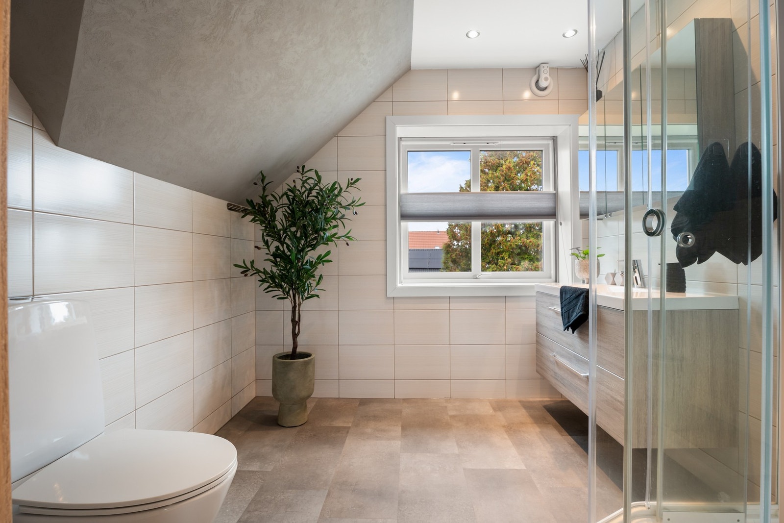 Baderom med fliser på vegger og klikkvinyl på gulv Galleribilde