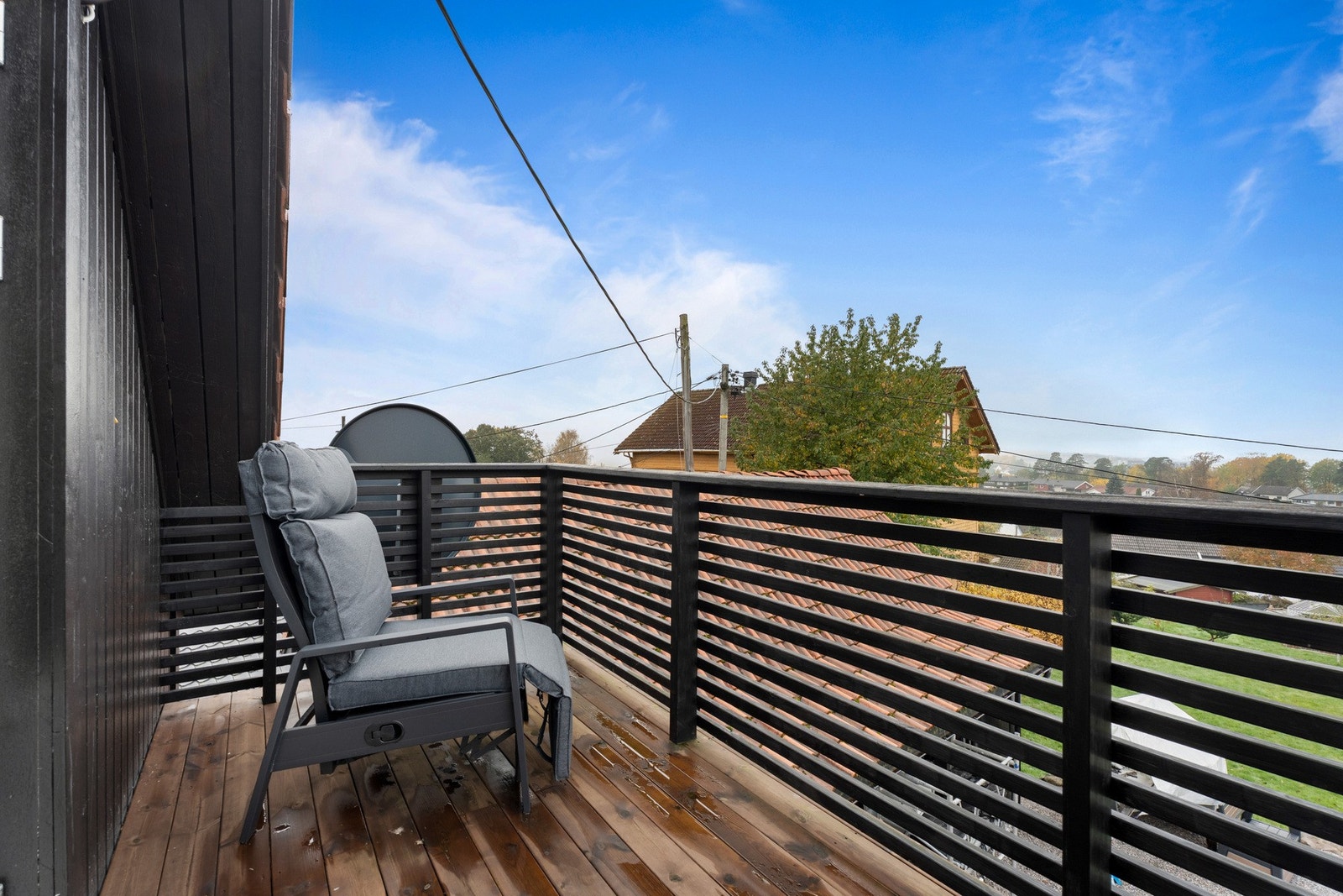 Balkong på 6 kvm i 2. etasje. Balkongen er etablert i senere tid, og er ikke søkt om godkjenning Galleribilde