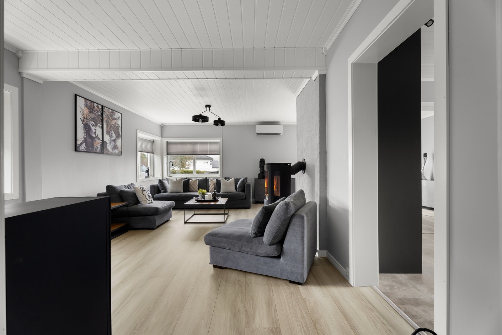 I stuen er det god plass til en romslig sofagruppe og tilhørende møblement Galleribilde