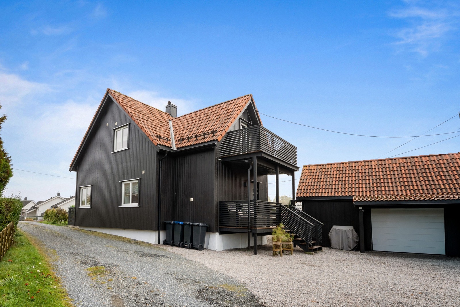 Det er parkering i garasje og på gårdsplass Galleribilde