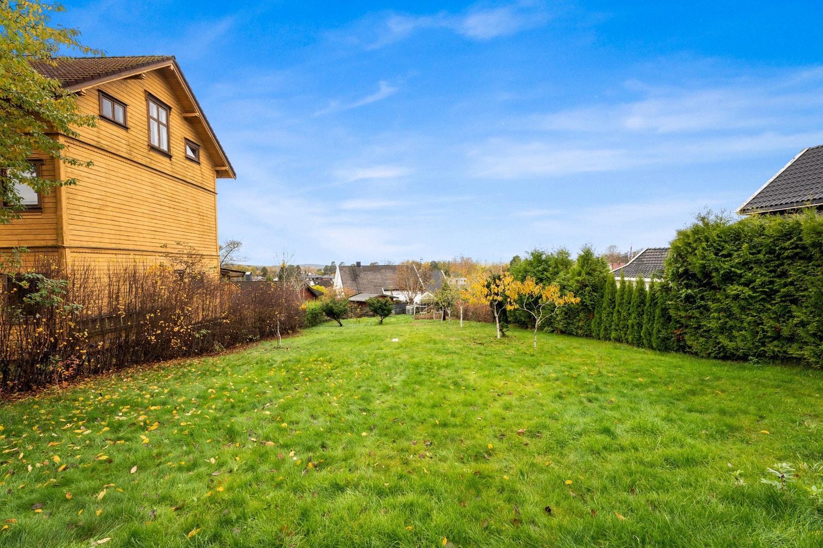 På baksiden av huset er det en stor hage Galleribilde