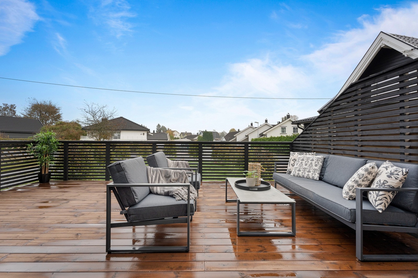 Terrasse med utgang fra stuen er 28 kvm - med plass til utemøblement Galleribilde