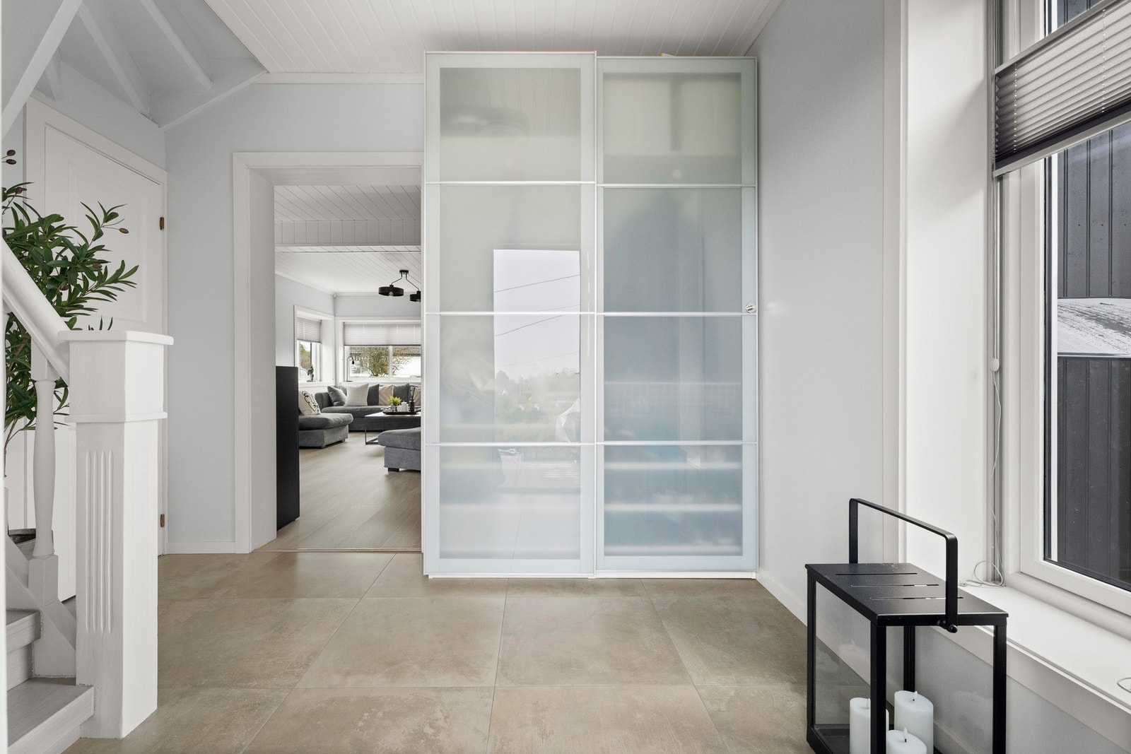 En romslig entré med god plass til å henge av seg yttertøy - entreén ble pusset opp i 2023 Galleribilde