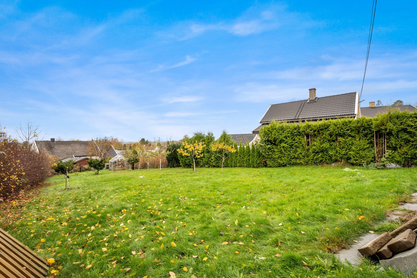 Tomten er pent opparbeidet og er på 983 kvm Galleribilde