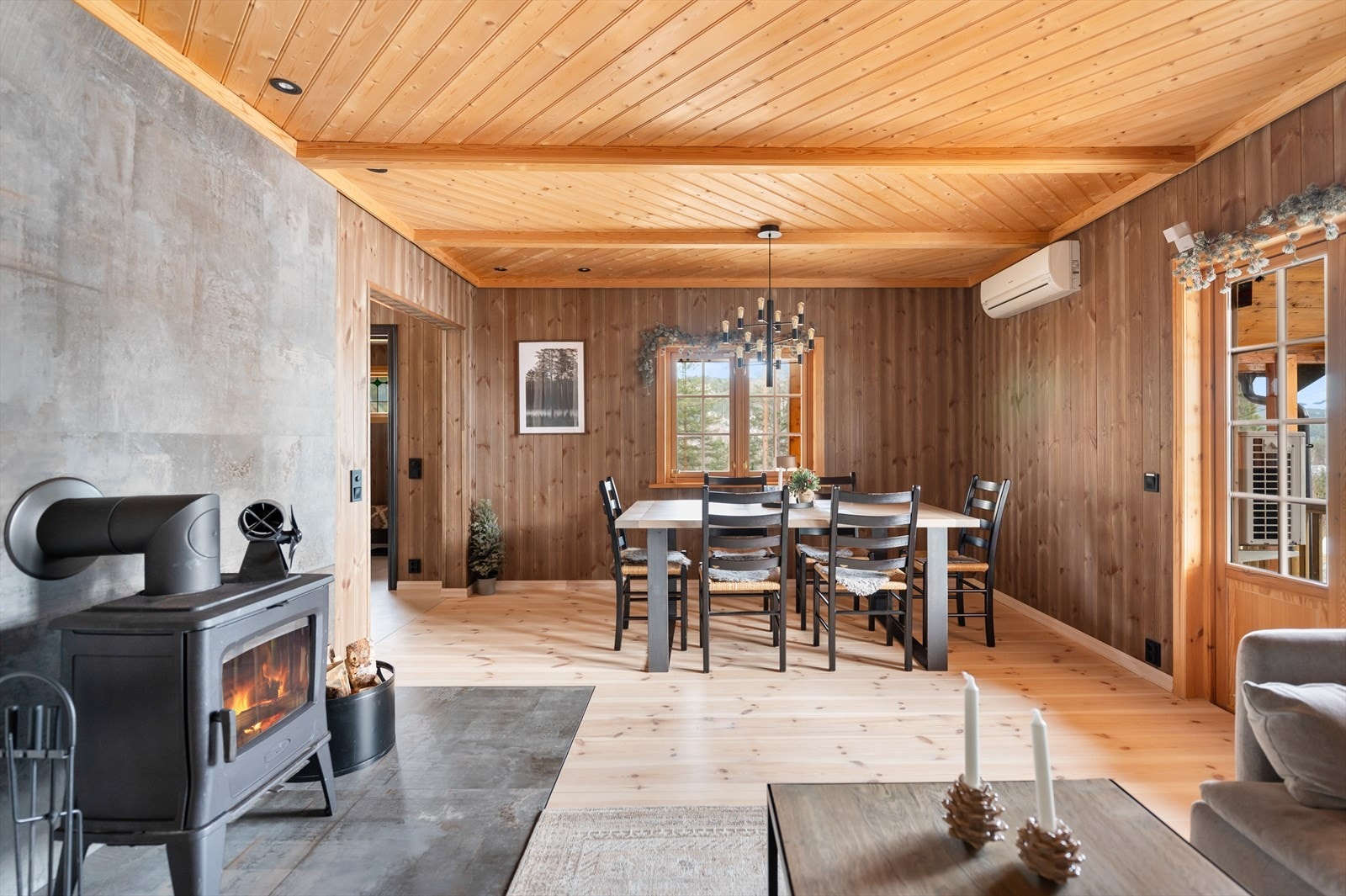 Boligen har gode vindusflater som slipper inn rikelig med naturlig lys. Galleribilde