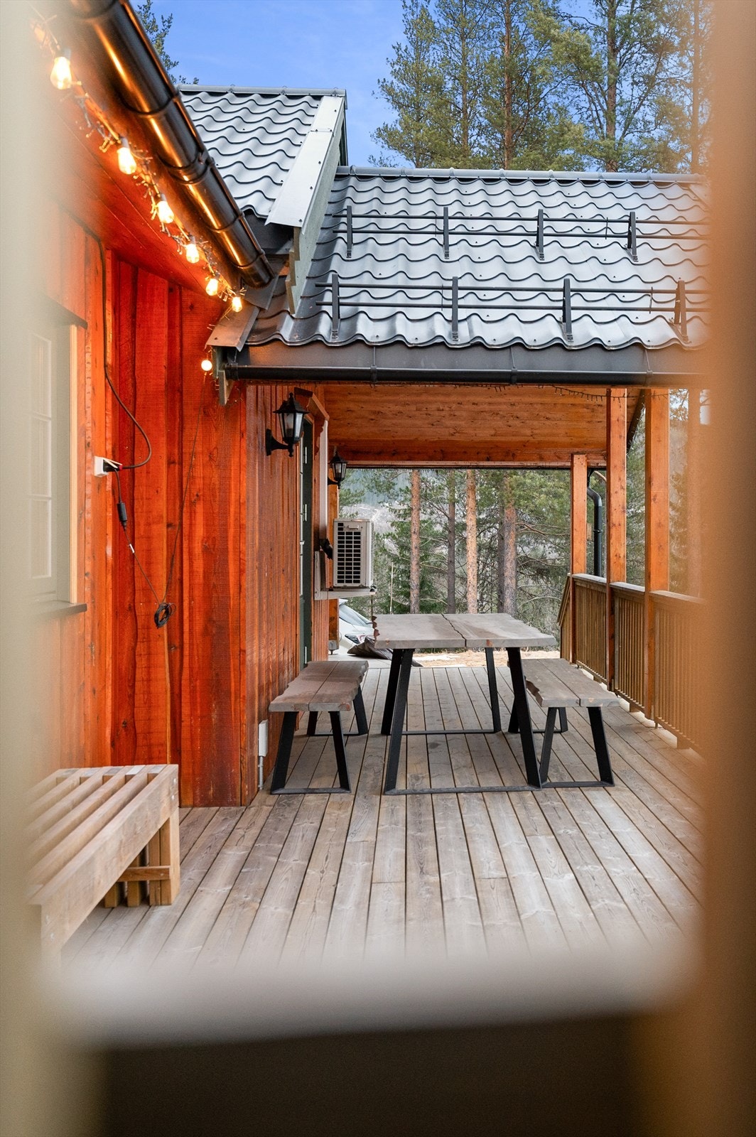 Terrassen er delvis overbygget og har god plass til flere soner. Galleribilde