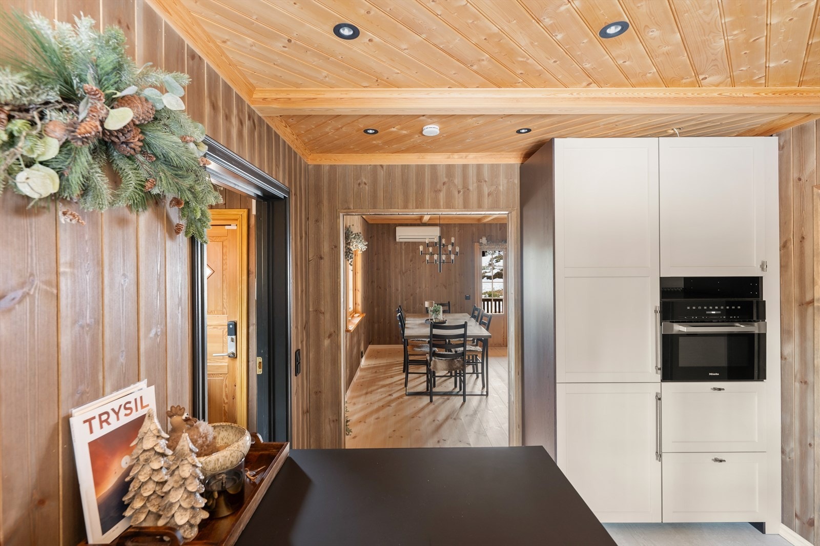 Kjøkkenet er i tidløst og har lyse, profilerte fronter og mørk benkeplate i laminat som harmonerer fint med overflatene. Galleribilde