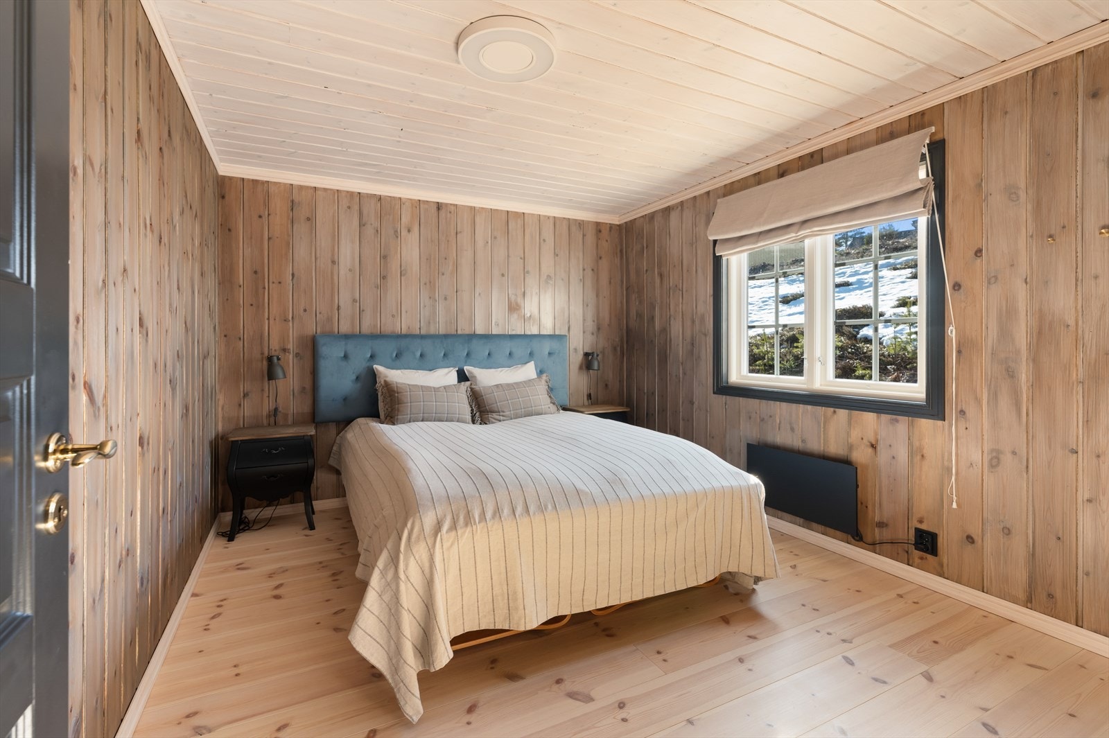 Stort hovedsoverom med god plass til dobbeltseng, nattbord og garderobeløsning. Galleribilde