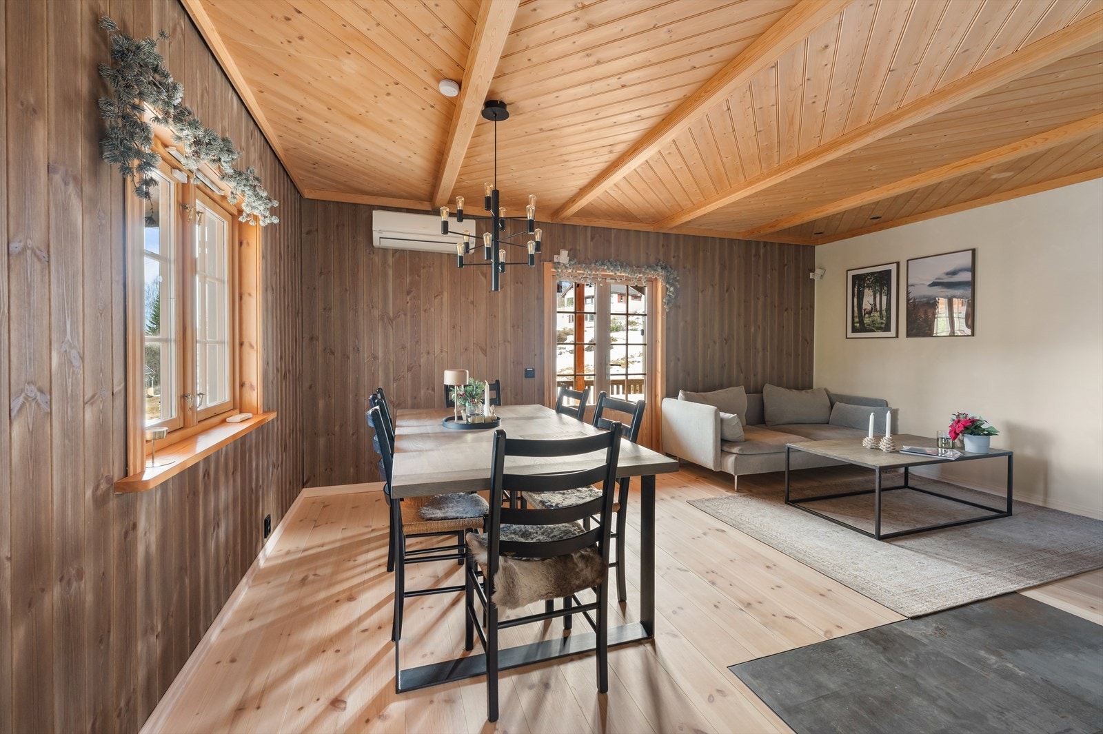 I stuen er det en naturlig soneinndeling med god plass til en romslig sofagruppe og spisestue. Galleribilde