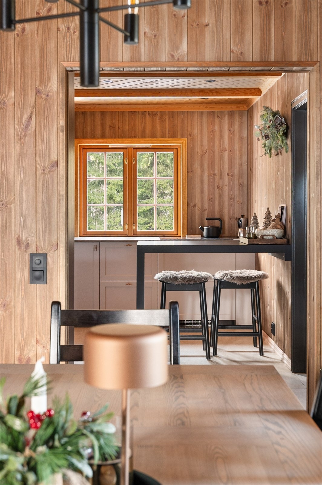 Boligen har en fin planløsning med adskilt kjøkken og naturlige soneinndelinger. Galleribilde