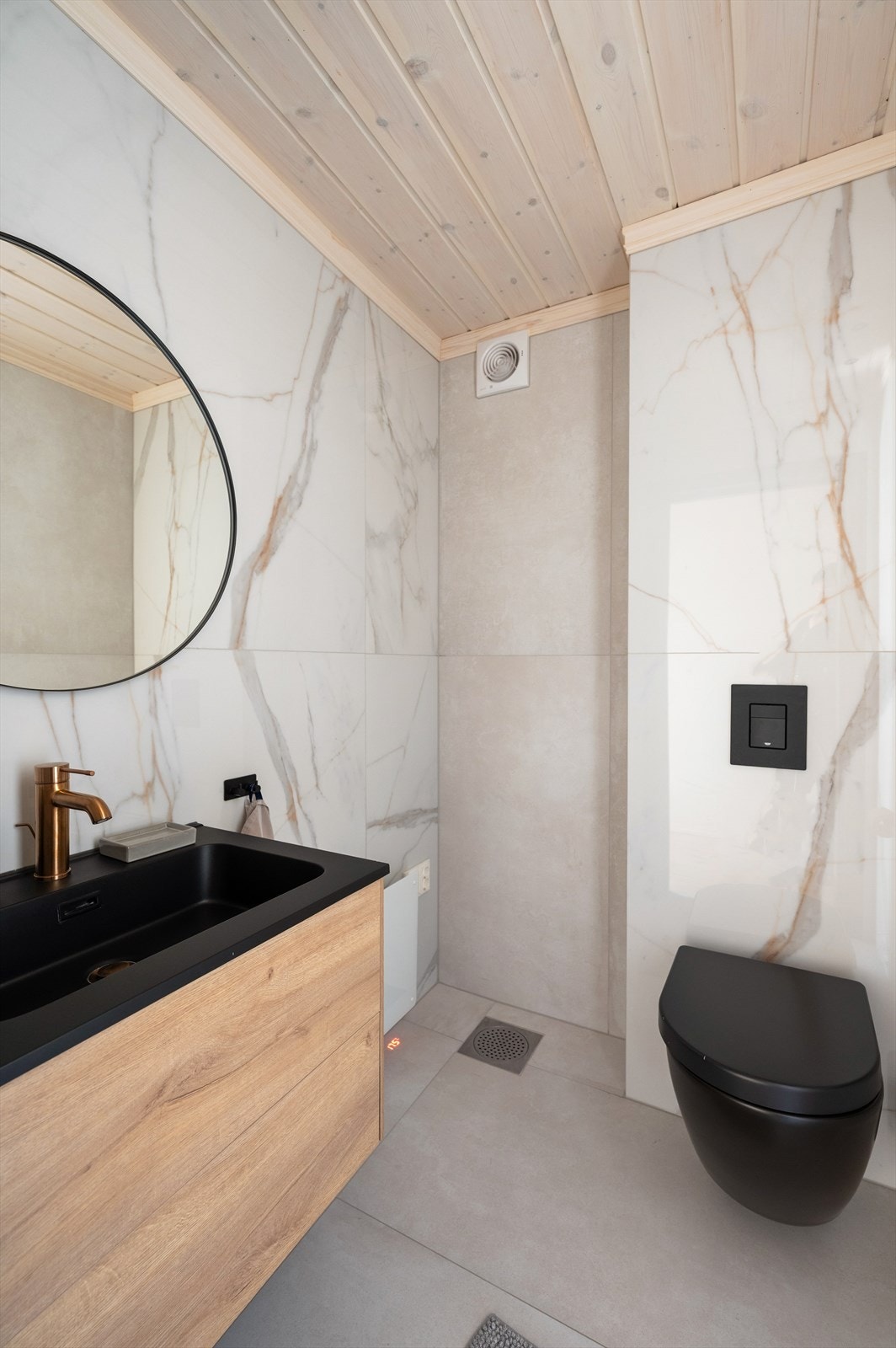 Lekkert toalettrom med flislagte vegger og gulv. Galleribilde